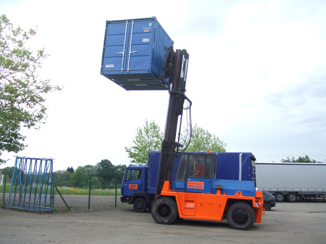 Schwerlasteinlagerung im Gewerbepark Bliesen im Saarland wird mit einem 12t Schwerlaststapler durchgerführt. (Schwerlaststplar, Container, Schwerlaststapler, Schwerlasteinlagerung)